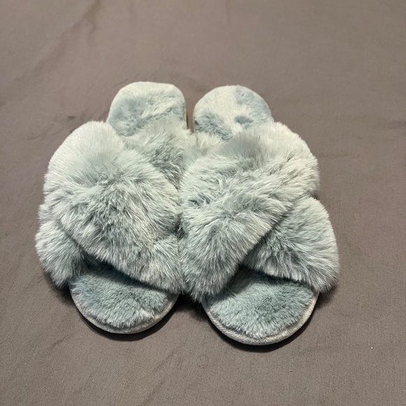 Fuzzy slippers women’s 5-6 - Picture 3 of 4